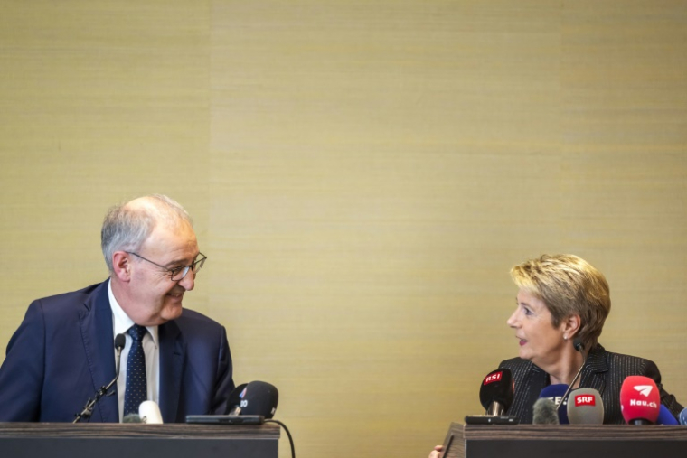 La présidente de la Suisse Karin Keller-Sutter (droite) et le ministre suisse de l'Economie, Guy Parmelin, lors d'une conférence de presse après une rencontre avec des responsables américaines sur les droits de douane, à Genève le 3 mai 2025Switzerland's President Karin Keller-Sutter (R) and Switzerland's Economy Minister Parmelin deliver a speech during a press conference and following a meeting to discuss trade relations and tariffs, in Geneva, on May 9, 2025. Switzerland and the United States agreed to speed up talks on striking a deal on Washington's tariffs, the Swiss president said following a meeting with top US officials. ( AFP / Fabrice COFFRINI )