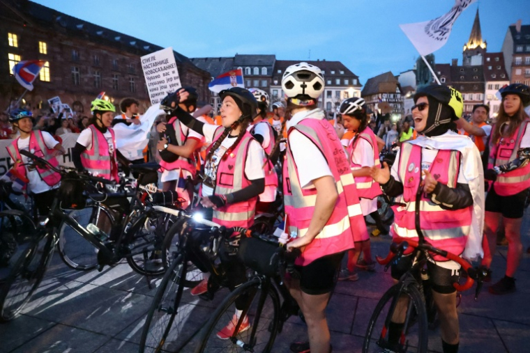 Des étudiants serbes à vélo arrivent place Kléber, à Strasbourg, après leur périple depuis Novi Sad, en Serbie, le 15 avril 2025 ( AFP / Frederick FLORIN )