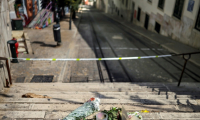 Des fleurs ont été déposées en hommage aux victimes sur le site de l'accident de funiculaire à Lisbonne, le 5 septembre 2025 ( AFP / PATRICIA DE MELO MOREIRA )