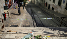 Des fleurs ont été déposées en hommage aux victimes sur le site de l'accident de funiculaire à Lisbonne, le 5 septembre 2025 ( AFP / PATRICIA DE MELO MOREIRA )