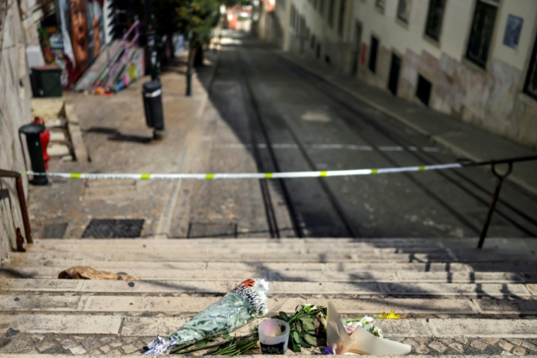 Des fleurs ont été déposées en hommage aux victimes sur le site de l'accident de funiculaire à Lisbonne, le 5 septembre 2025 ( AFP / PATRICIA DE MELO MOREIRA )