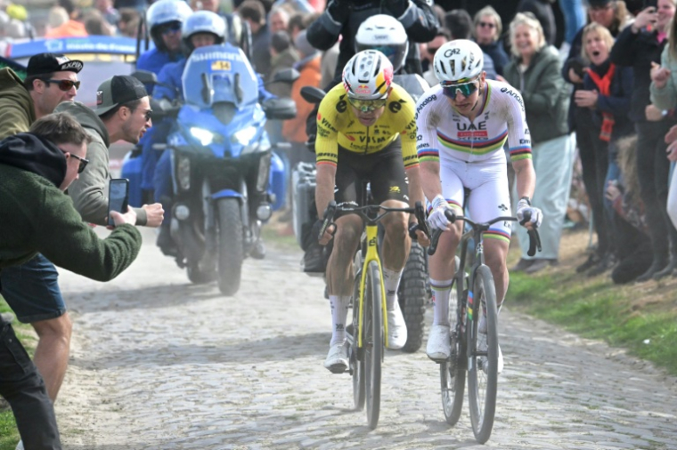 Le Slovène Tadej Pogacar et le Belge Wout Van Aert lors de Paris-Roubaix le 12 avril 2026 ( POOL / Bernard PAPON )