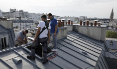 Des artisans à Paris, le 31 juillet 2024. ( AFP / VALENTINE CHAPUIS )