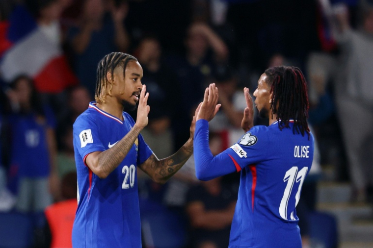 Bradley Barcola (G) et Michael Olise se congratulent après le but inscrit par l'attaquant parisien des Bleus contre l'Islande, en qualification au Mondial-2026, le 9 septembre 2025 à Paris ( AFP / FRANCK FIFE )