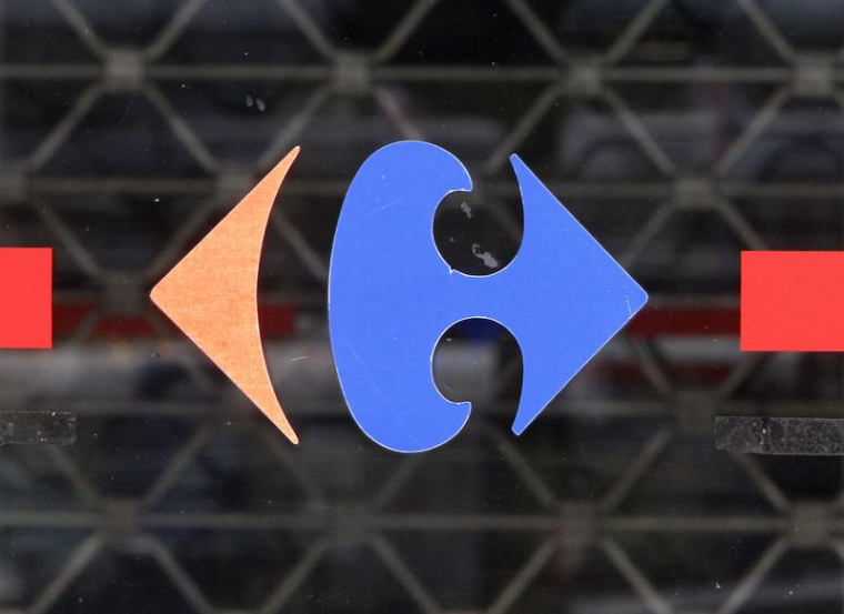Logo de Carrefour à l'entrée d'un supermarché près de Bruxelles