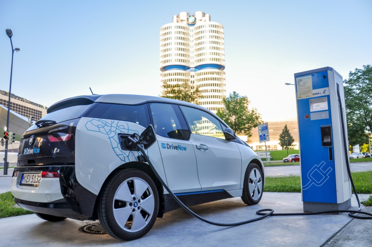 BMW repeint ses voitures en vert (Crédits photo : Shutterstock)