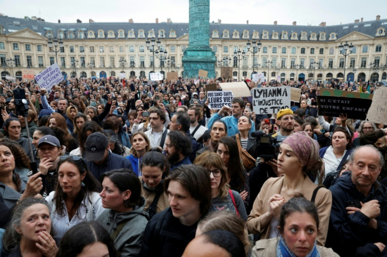 Des manifestants devant le ministère de la Justice à Paris pour réclamer le renforcement des lois contre les violences sexuelles, le 8 juin 2026 ( AFP / GEOFFROY VAN DER HASSELT )