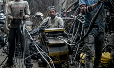 Des hommes récupérant de l'aluminium de fils plastiques dans un centre informel de recyclage de Seelampur, à New Delhi en Inde, le 28 janvier 2026 ( AFP / Arun SANKAR )