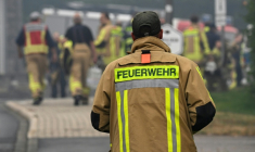 Des pompiers préparent leurs opérations à Kalterherberg alors qu'un feu de forêt dans la réserve naturelle des Hautes Fagnes menace une zone allemande voisine, le 17 août 2026 en Belgique ( AFP / INA FASSBENDER )