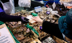 Des personnes font leurs courses à Paris