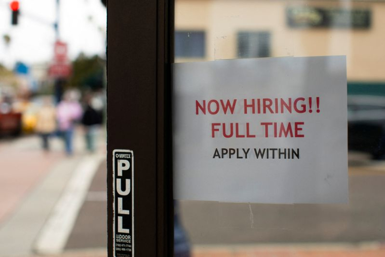 Un magasin de détail annonce un emploi à plein temps sur sa porte ouverte à Oceanside, Californie