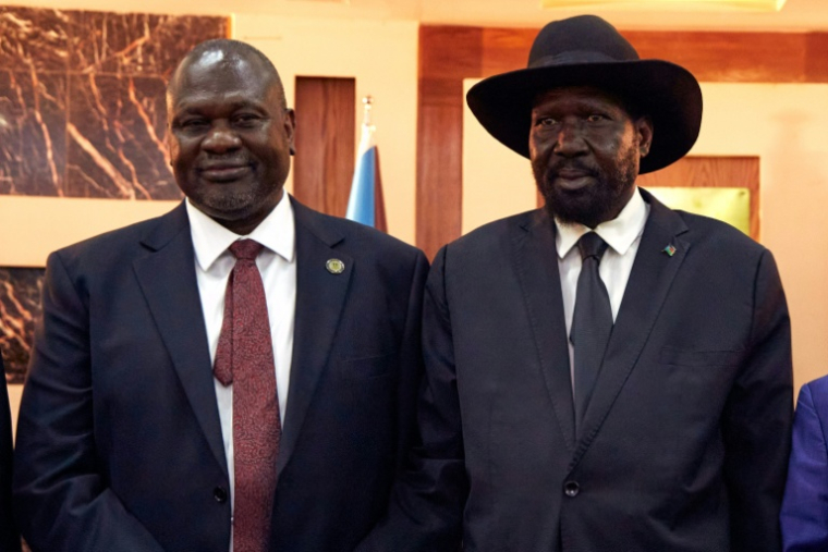 Le président sud-soudanais Salva Kiir (D) et le premier vice-président Riek Machar lors d'une cérémonie de prestation de serment au palais présidentiel à Juba, le 22 février 2020 ( AFP / ALEX MCBRIDE )