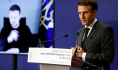 Le président français Emmanuel Macron et le président ukrainien Volodymyr Zelensky lors d'une visioconférence