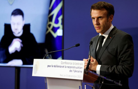 Le président français Emmanuel Macron et le président ukrainien Volodymyr Zelensky lors d'une visioconférence