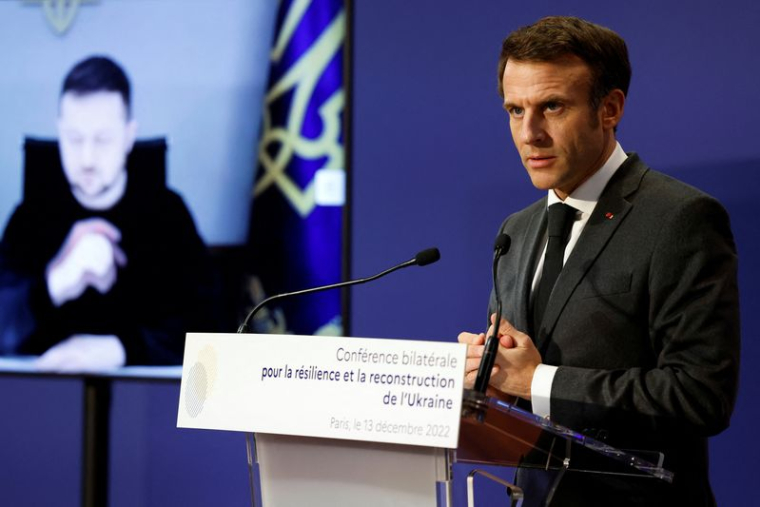 Le président français Emmanuel Macron et le président ukrainien Volodymyr Zelensky lors d'une visioconférence