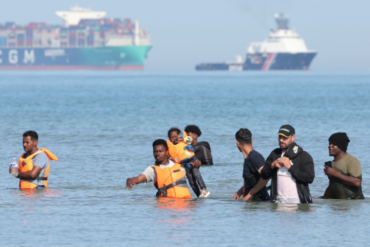 Des migrants tentent d'embarquer au large de la plage de Gravelines, dans le Nord, le 29 juillet 2026 ( AFP / Francois LO PRESTI )