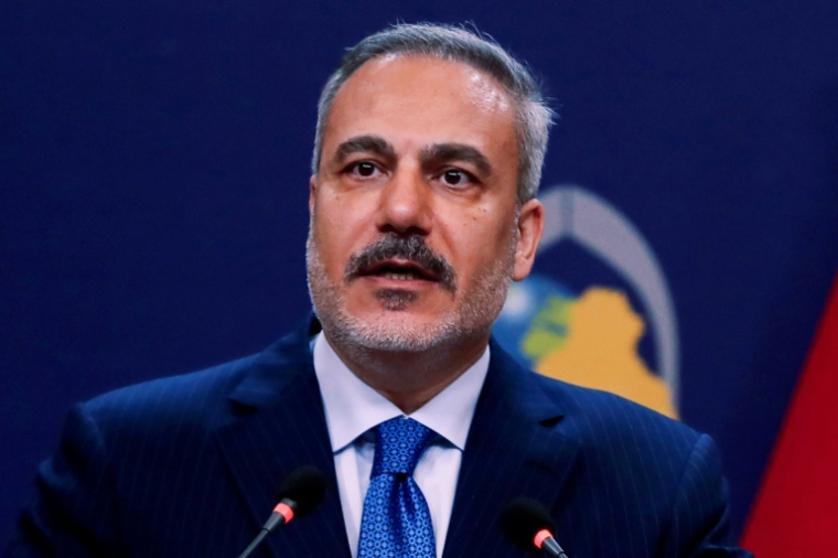 Le ministre turc des Affaires étrangères, Hakan Fidan, s'exprime lors d'une conférence de presse à Bagdad, le 2 novembre 2025 ( AFP / AHMAD AL-RUBAYE )