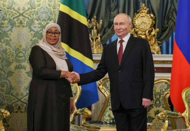 Le président russe Vladimir Poutine reçoit la présidente tanzanienne Samia Suluhu Hassan au Kremlin, le 3 juin 2026 à Moscou ( POOL / Ramil Sitdikov )
