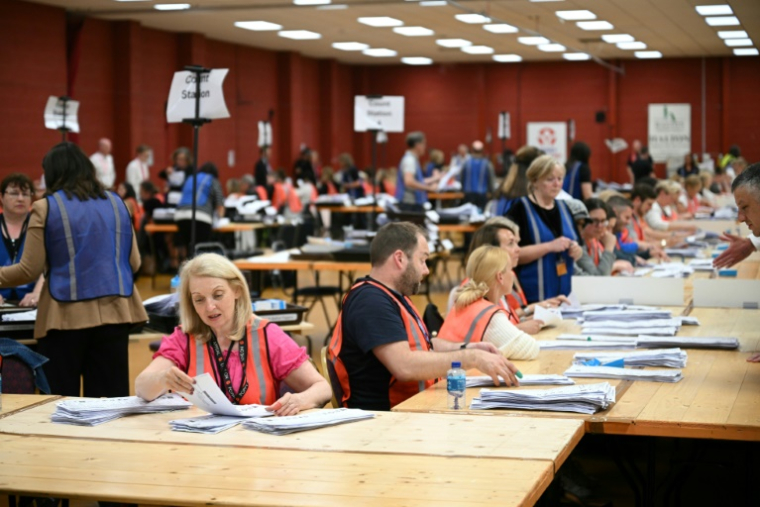 Nouveau comptage des bulletins de vote de l'élection partielle dans le circonscription de Runcorn & Helsby à Widnes, dans le nord-ouest de l'Angleterre, le 2 mai 2025 ( AFP / Oli SCARFF )