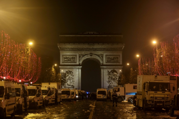 Des policiers anti-émeutes près de l'Arc de Triomphe, sur l'avenue des Champs-Élysées à Paris, lors d'une manifestation des "gilets jaunes", le 1er décembre 2018 ( AFP / Zakaria ABDELKAFI )