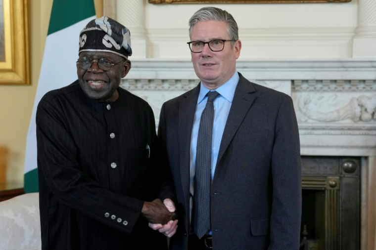 Le président nigérian Bola Tinubu (g) et le Premier ministre britannique Keir Starmer lors d'une rencontre au 10 Downing Street, le 19 mars 2026 à Londres ( POOL / Kin Cheung )