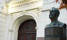 Une statue d'Alfred Nobel à l'extérieur de l'Institut Nobel norvégien, à Oslo