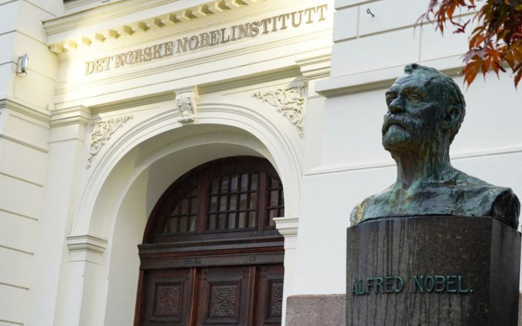 Une statue d'Alfred Nobel à l'extérieur de l'Institut Nobel norvégien, à Oslo
