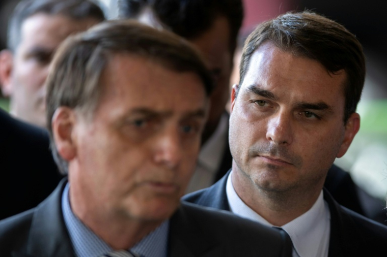 Jair Bolsonaro (g), alors président du Brésil , et son fils Flavio Bolsonaro (d), le 28 novembre 2018 à Brasilia ( AFP / Sergio LIMA )