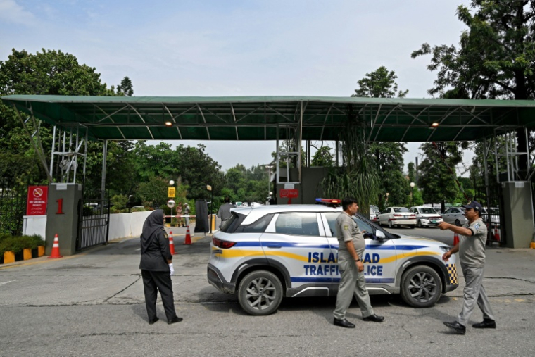 Des membres de la police de la circulation devant l'hôpital international Shifa à Islamabad, le 18 août 2026, après que la Cour suprême du Pakistan a ordonné le transfert de l'ancien Premier ministre emprisonné Imran Khan pour y recevoir des soins médicaux ( AFP / Aamir QURESHI )