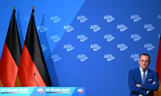 Le coprésident du parti allemand d'extrême droite, Alternative pour l'Allemagne (AfD), Tino Chrupalla, attend à la tribune du congrès de cette formation, le 29 novembre 2025, à Giessen, centre de l'Allemagne ( AFP / Kirill KUDRYAVTSEV )