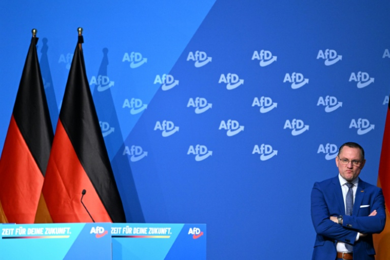 Le coprésident du parti allemand d'extrême droite, Alternative pour l'Allemagne (AfD), Tino Chrupalla, attend à la tribune du congrès de cette formation, le 29 novembre 2025, à Giessen, centre de l'Allemagne ( AFP / Kirill KUDRYAVTSEV )