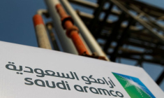 Photo du logo de Saudi Aramco sur le site pétrolier d'Abqaiq