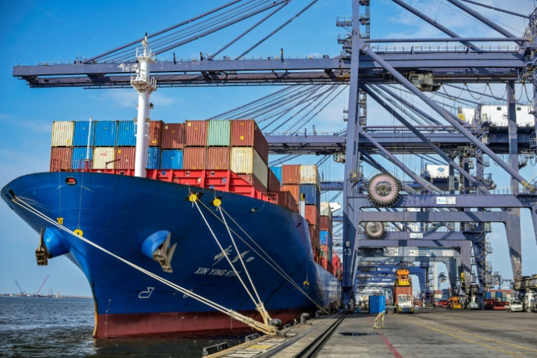 Cargo en cours de chargement sur le Terminal portuaire international des conteneurs de Jakarta le 7 juillet 2025 ( AFP / Bay ISMOYO )