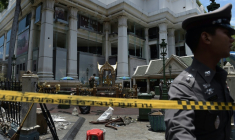 Image du site religieux dans le centre de Bangkok après l'explosion d'une bombe le 17 août 2015 qui a fait 20 morts. Deux Chinois ouïghours ont été condamnés à mort le 11 juin 2026 pour avoir mené cet attentat, le plus meurtrier de l'histoire de la Thaïlande ( AFP / Christophe ARCHAMBAULT )