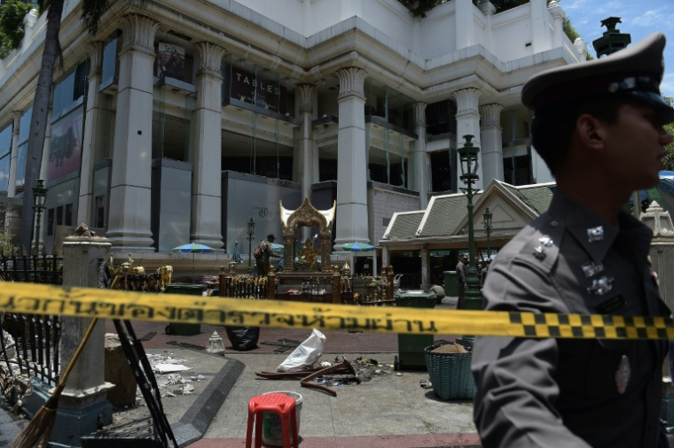 Image du site religieux dans le centre de Bangkok après l'explosion d'une bombe le 17 août 2015 qui a fait 20 morts. Deux Chinois ouïghours ont été condamnés à mort le 11 juin 2026 pour avoir mené cet attentat, le plus meurtrier de l'histoire de la Thaïlande ( AFP / Christophe ARCHAMBAULT )