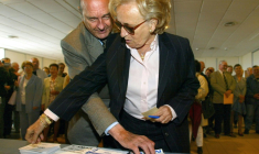 Jacques et Bernadette Chirac s'apprêtent à voter au premier tour des Législatives le 9 juin 2002 à Sarran (Corrèze) ( AFP / PATRICK KOVARIK )