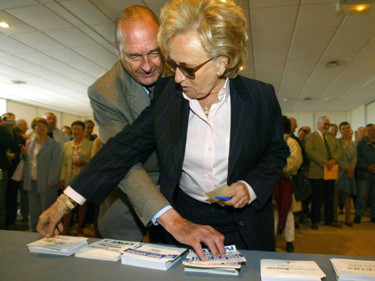 Jacques Chirac et son épouse Bernadette prennent des bulletins avant un scrutin législatif, le 9 juin 2002 à Sarran, en Corrèze  ( AFP / PATRICK KOVARIK )