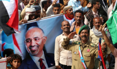 Des membres d'une tribu yéménite qui soutient les séparatistes portent un portrait du chef du Conseil de transition du Sud (STC), Aidarous al-Zoubaidi, pendant un rassemblement à Aden le 14 décembre 2025 ( AFP / Saleh Al-OBEIDI )