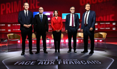 Les candidats de la primaire sociale-démocrate posent à l'occasion d'un débat télévisé, le 23 septembre 2026 à Boulogne-Billancourt (Hauts-de-Seine) ( POOL / JULIEN DE ROSA )