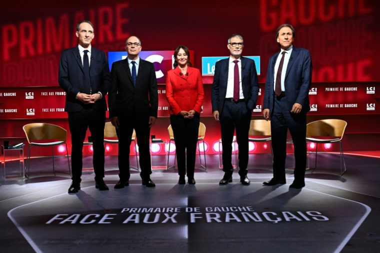 Les candidats de la primaire sociale-démocrate posent à l'occasion d'un débat télévisé, le 23 septembre 2026 à Boulogne-Billancourt (Hauts-de-Seine) ( POOL / JULIEN DE ROSA )