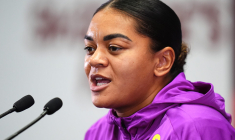 La réaction symbolique des Anglaises face aux insultes racistes qui visent Jess Carter