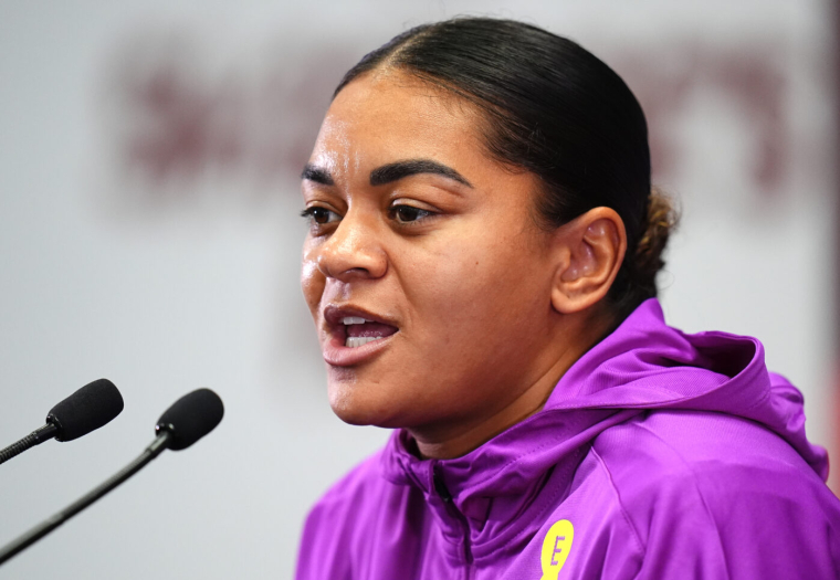 La réaction symbolique des Anglaises face aux insultes racistes qui visent Jess Carter