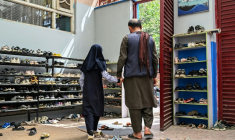 Une écolière afghane tient la main de son père en quittant l’école après avoir passé un examen de mi-semestre dans une école primaire à Kaboul, le 21 juillet 2026 ( AFP / STR )