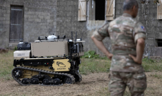 Un soldat français et un robot TEC800 à Guer, le 2 juillet 2026. ( AFP / FRED TANNEAU )
