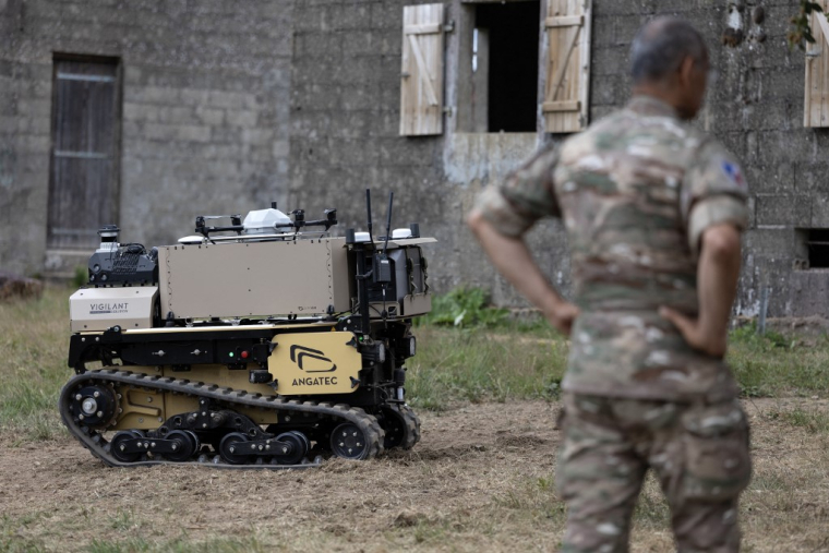 Un soldat français et un robot TEC800 à Guer, le 2 juillet 2026. ( AFP / FRED TANNEAU )