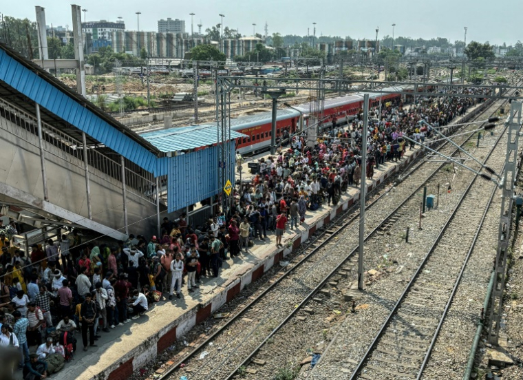 Des habitants attendent un train à la gare de Jammu, le 10 mai 2025 au Cachemire indien ( AFP / Money SHARMA )