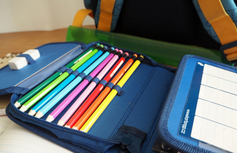 Le coût de la rentrée scolaire est en baisse cette année selon certaines associations de consommateurs. (illustration) (Pixabay / flockine)