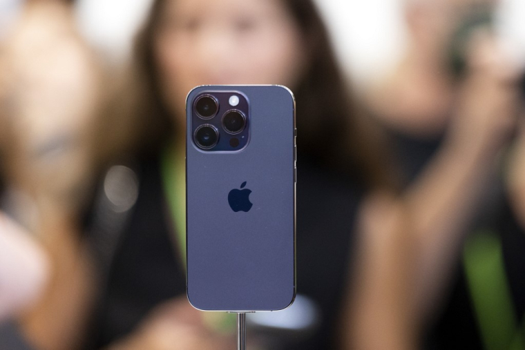 Globalstar fournit le réseau satellite d'Apple depuis 2022 et le lancement de l'iPhone 14 (illustration) ( AFP / BRITTANY HOSEA-SMALL )