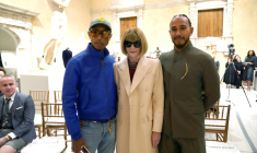 L'artiste Pharrell Williams (à gauche) et le pilote de F1 Lewis Hamilton (à droite) entourent la rédactrice en chef du magazine Vogue Anna Wintour lors d'une conférence de presse au Metropolitan Museum de New York, à New York, le 9 octobre 2024  ( AFP / TIMOTHY A. CLARY )