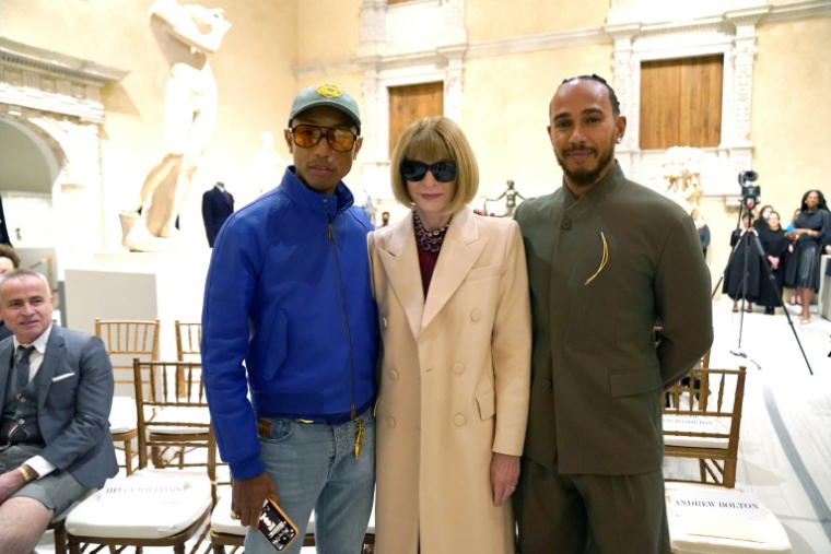 L'artiste Pharrell Williams (à gauche) et le pilote de F1 Lewis Hamilton (à droite) entourent la rédactrice en chef du magazine Vogue Anna Wintour lors d'une conférence de presse au Metropolitan Museum de New York, à New York, le 9 octobre 2024 ( AFP / TIMOTHY A. CLARY )